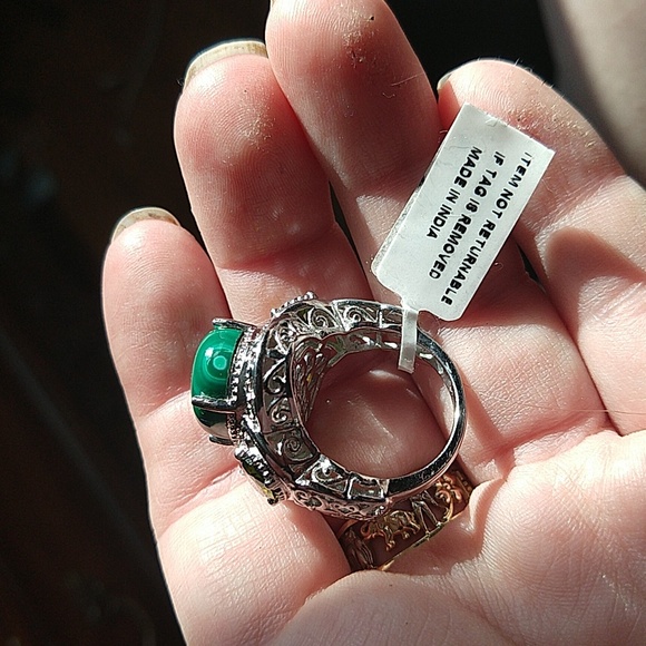 Nwt Karis STS ornate ring with green color stones - Picture 9 of 10